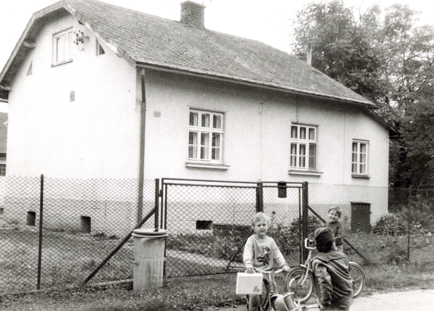 Dům čp. 443 na snímku z 25.6.1990 (Sbírka Józefa Chmiela)
