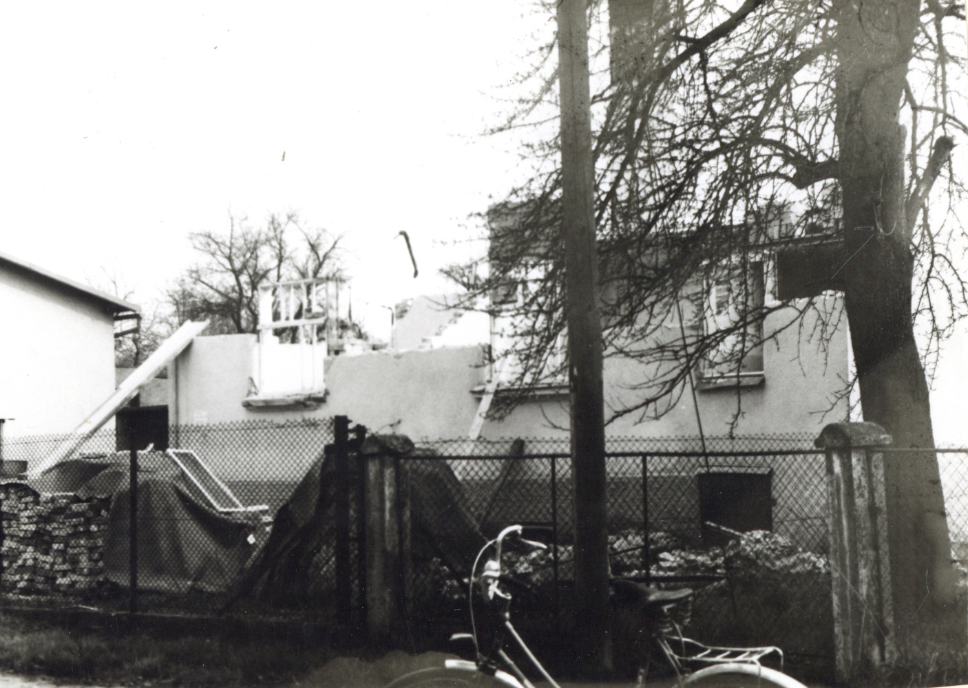 Pozůstatky domu čp. 443 na snímku z 15.4.1991 (Sbírka Józefa Chmiela)