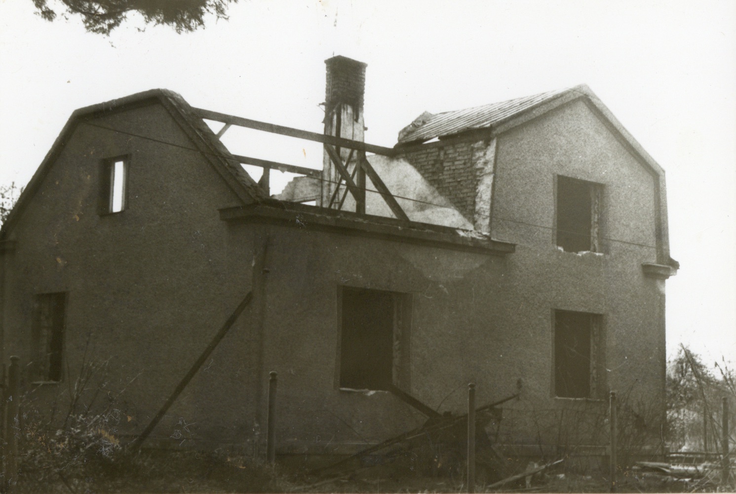 Pozůstatky domu čp. 446 v Lipinách na snímku z 6.5.1996 (Sbírka Józefa Chmiela)