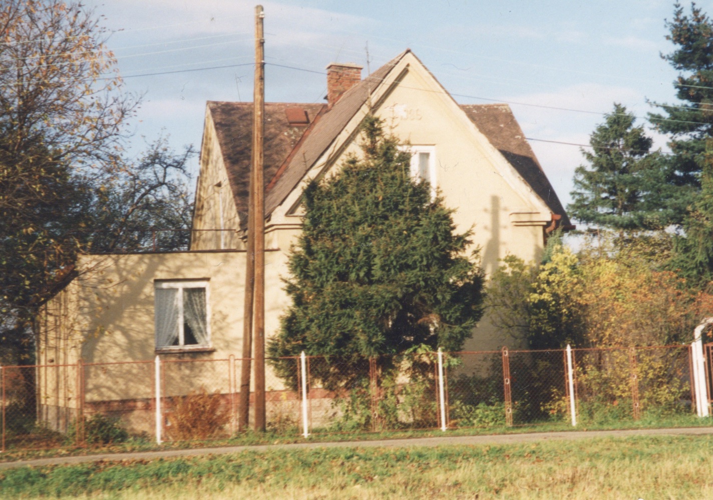 Dům čp. 447 v Lipinách na snímku z 24.10.1998 (Sbírka Józefa Chmiela)
