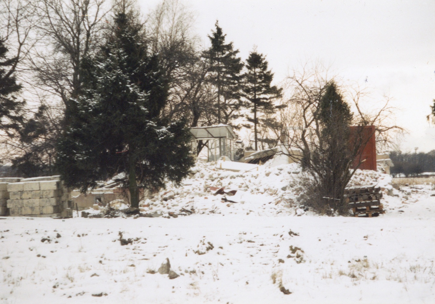 Pozůstatky domu čp. 447 v Lipinách na snímku z 4.12.1998 (Sbírka Józefa Chmiela)