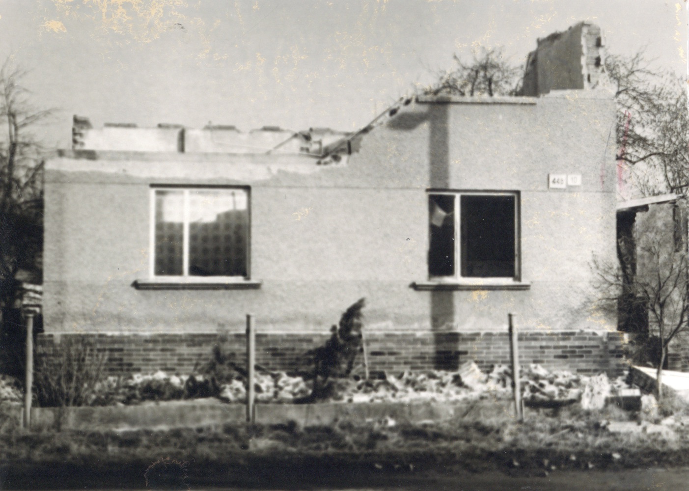 Pozůstatky domu čp. 448 na snímku z 6.2.1994 (Sbírka Józefa Chmiela)