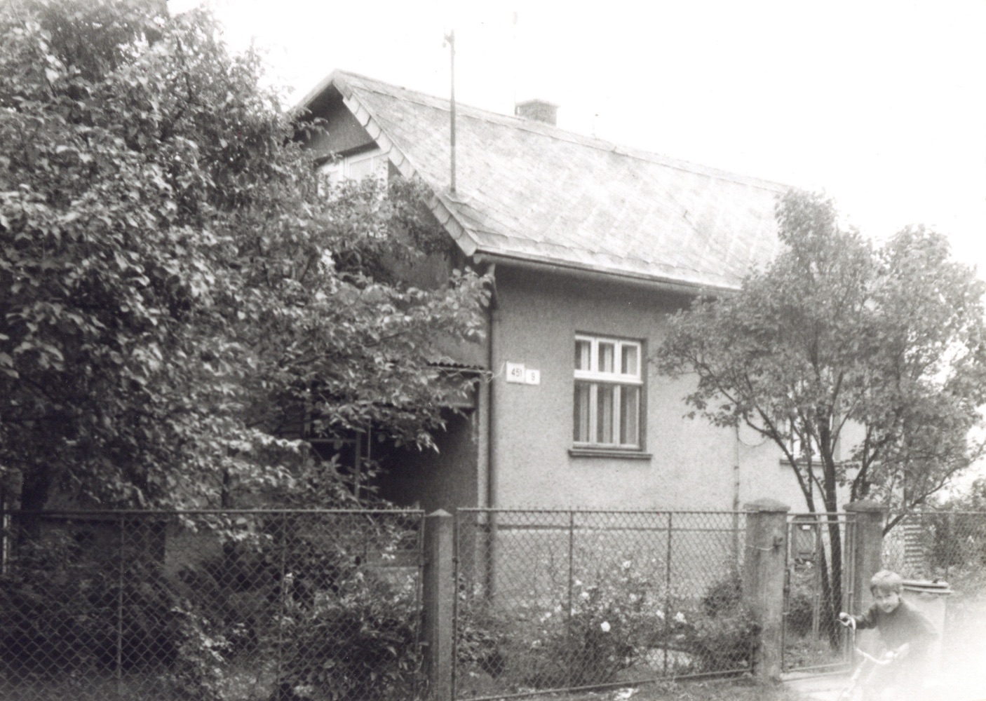 Dům čp. 451 na snímku z 25.6.1990 (Sbírka Józefa Chmiela)