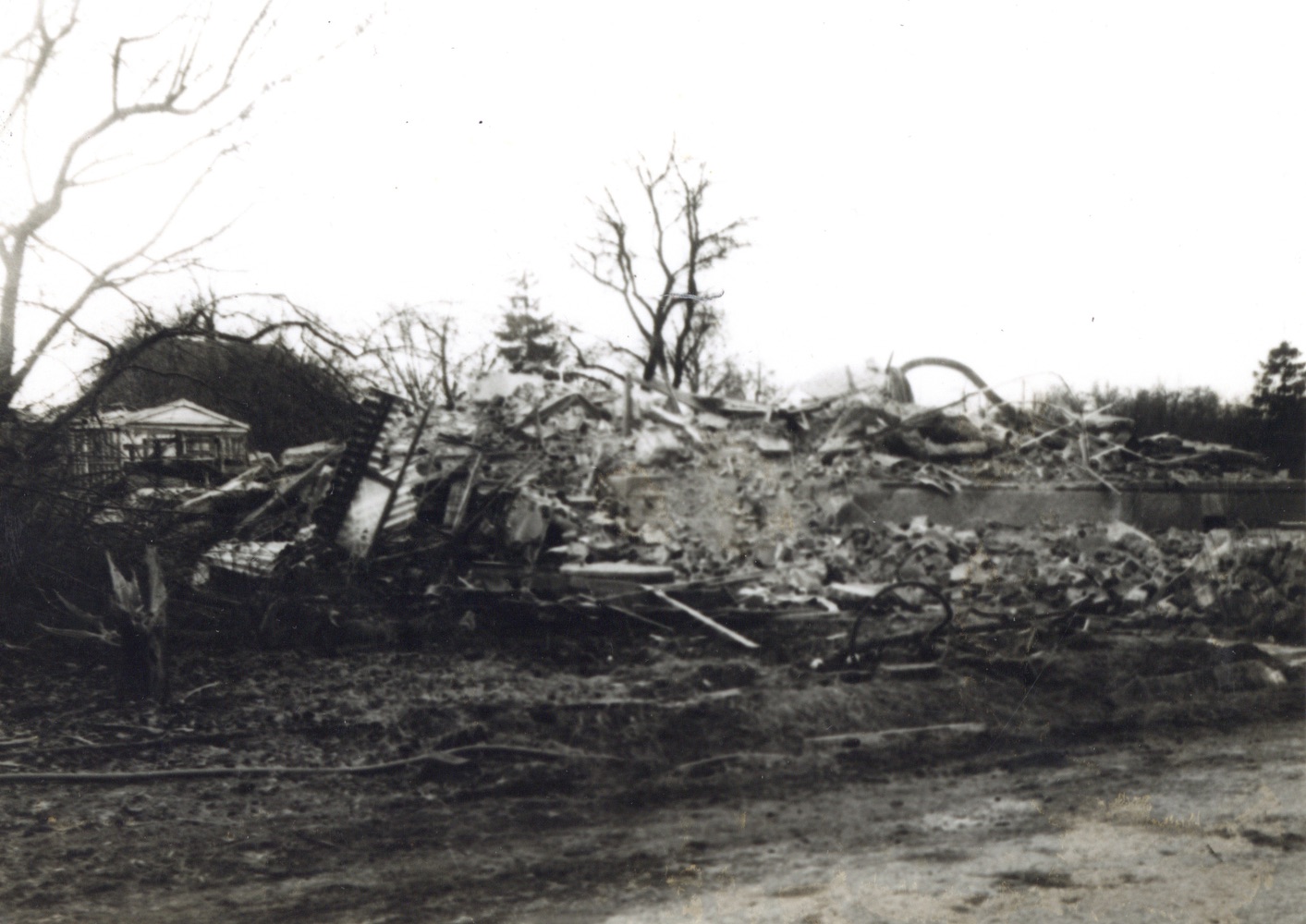Pozůstatky domu čp. 451 na snímku z 23.1.1993 (Sbírka Józefa Chmiela)