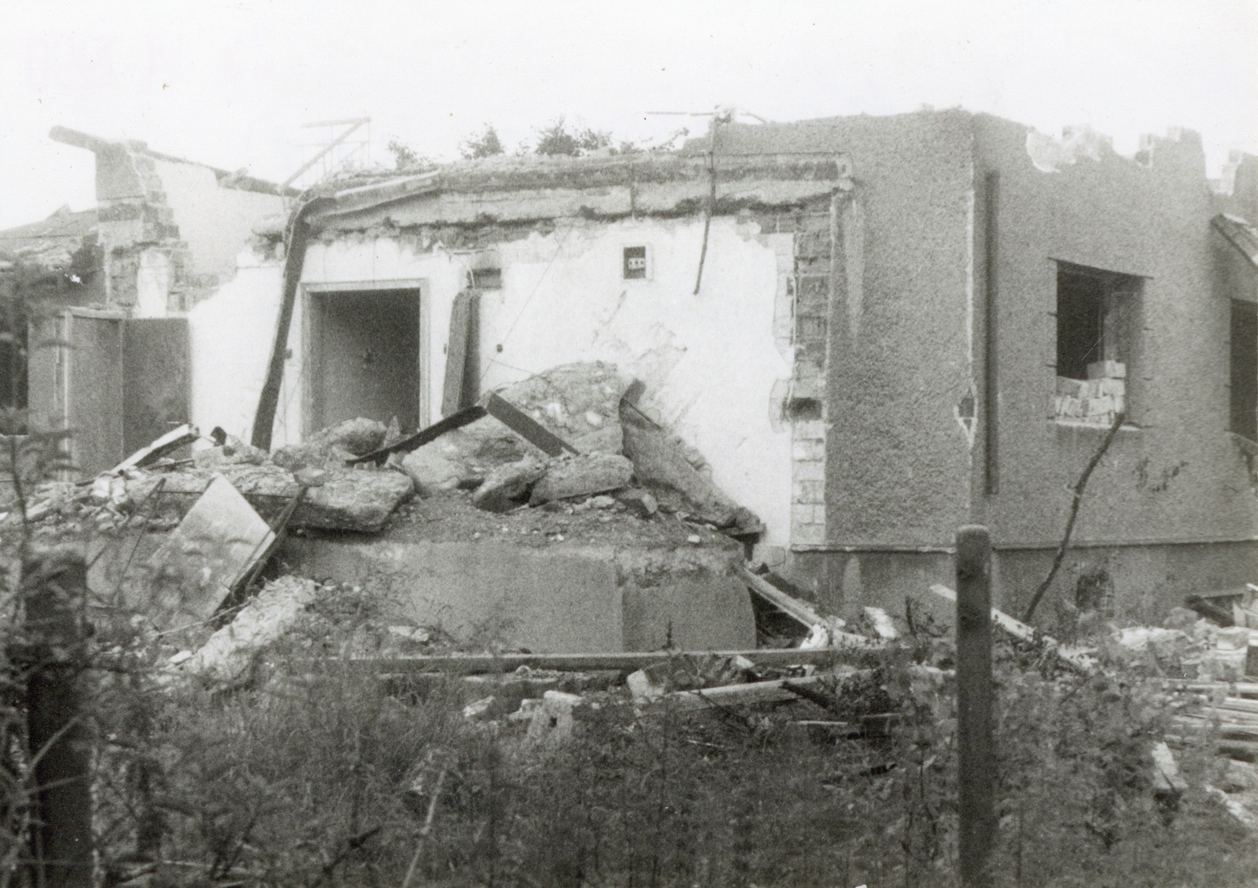 Dům čp. 453 po demolici na snímku z 25.6.1990 (Sbírka Józefa Chmiela)