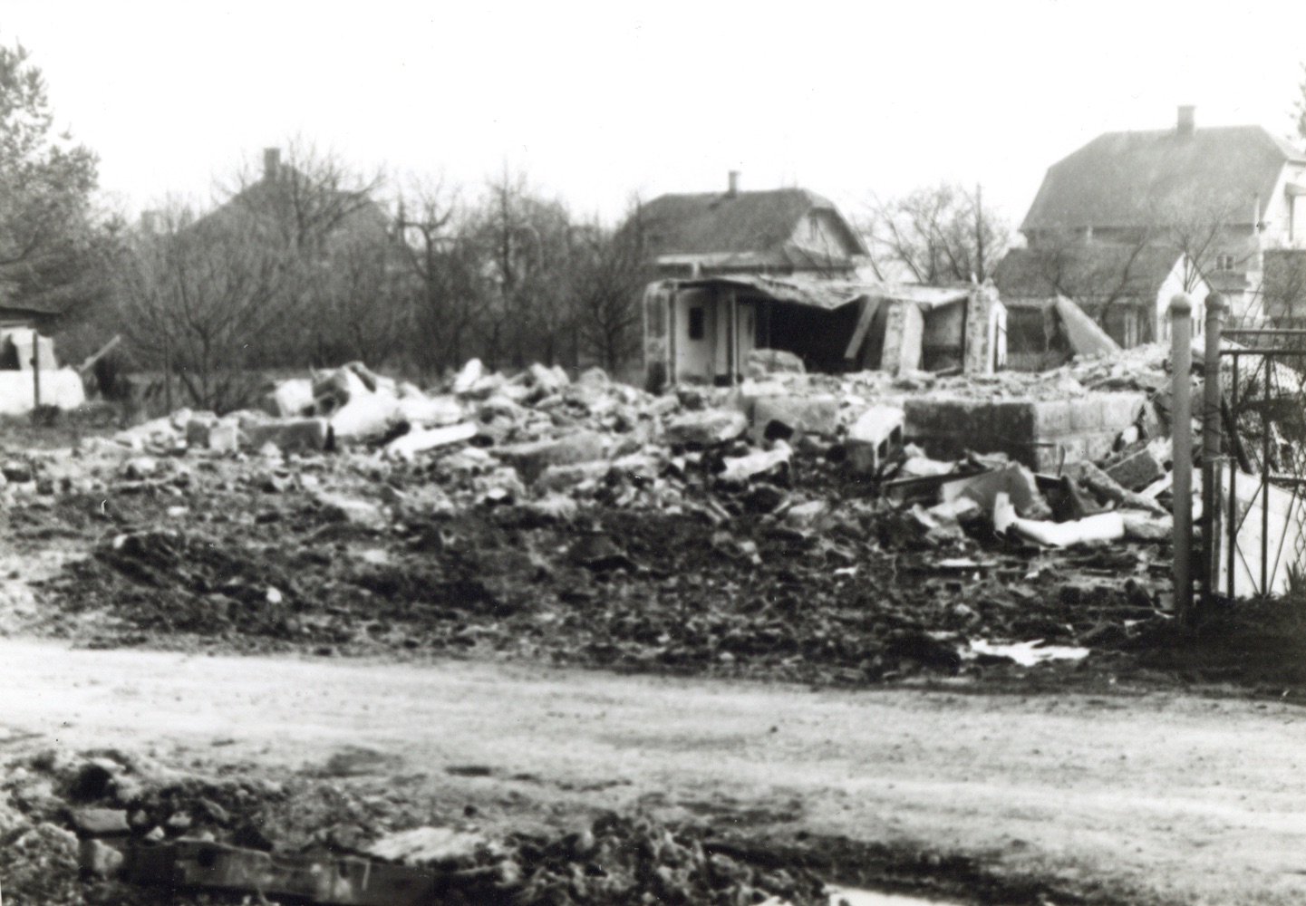 Dům čp. 454 po demolici na snímku z 15.4.1991 (Sbírka Józefa Chmiela)