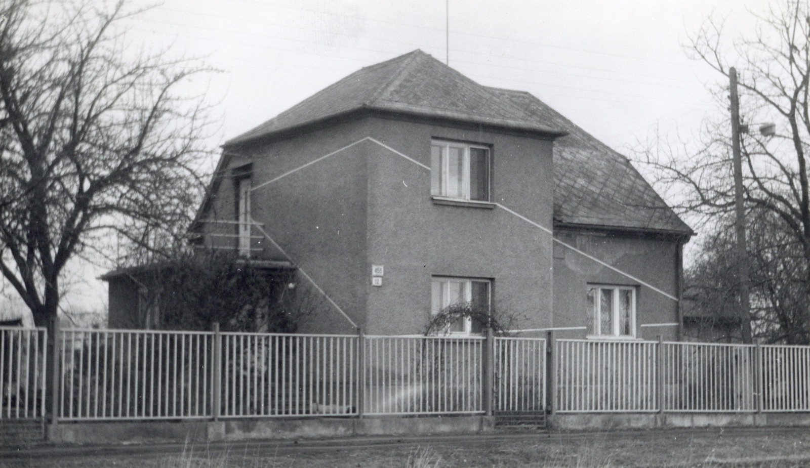 Dům čp. 455 v Lipinách na snímku z 2.4.1989 (Sbírka Józefa Chmiela)