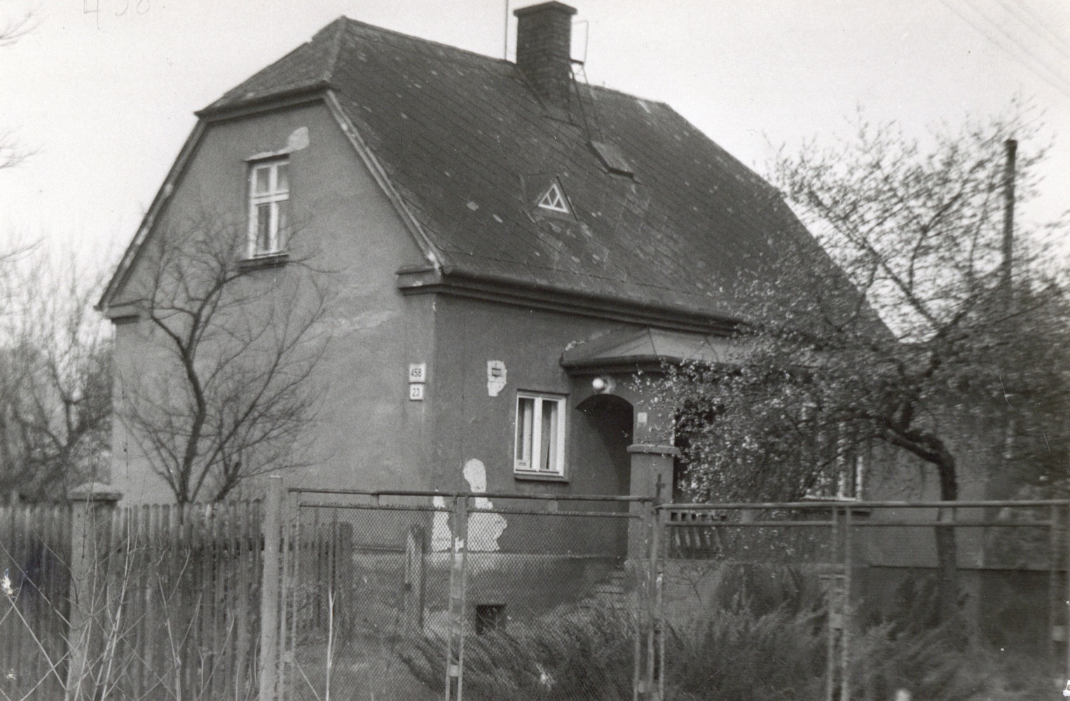 Dům čp. 458 v Lipinách na snímku z 3.4.1988 (Sbírka Józefa Chmiela)