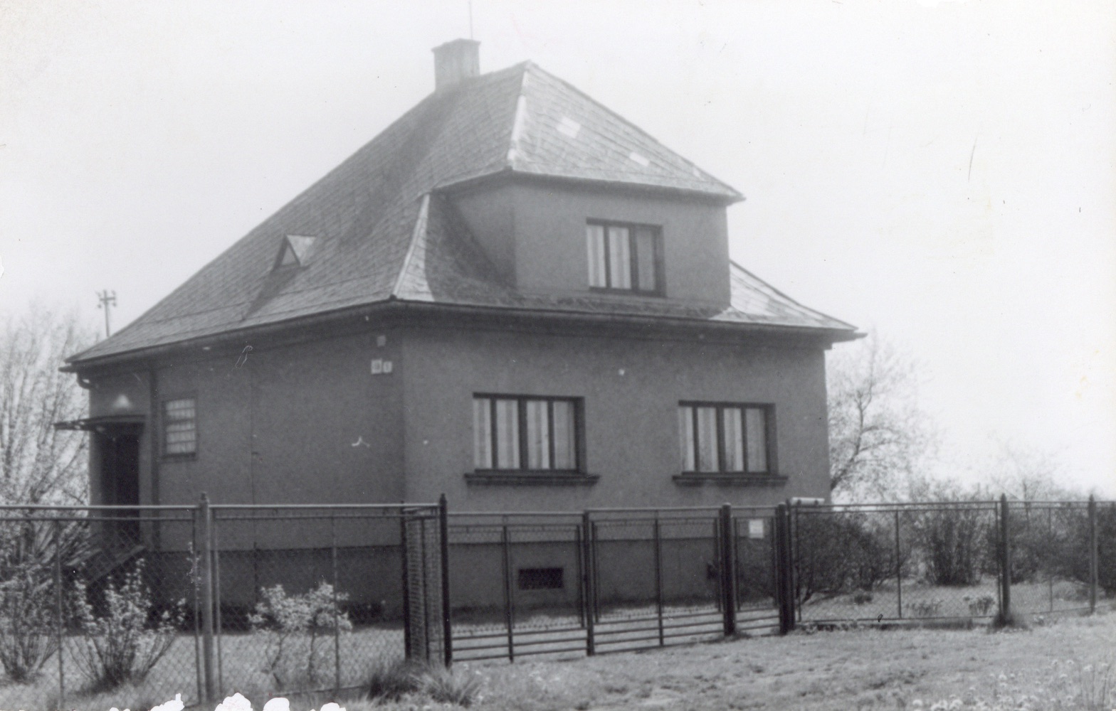 Dům čp. 459 v Lipinách na snímku z 17.4.1994 (Sbírka Józefa Chmiela)
