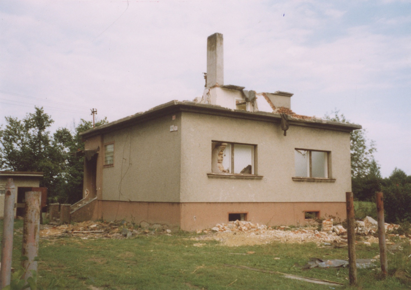 Pozůstatky domu čp. 459 v Lipinách na snímku z 14.7.2003 (Sbírka Józefa Chmiela)