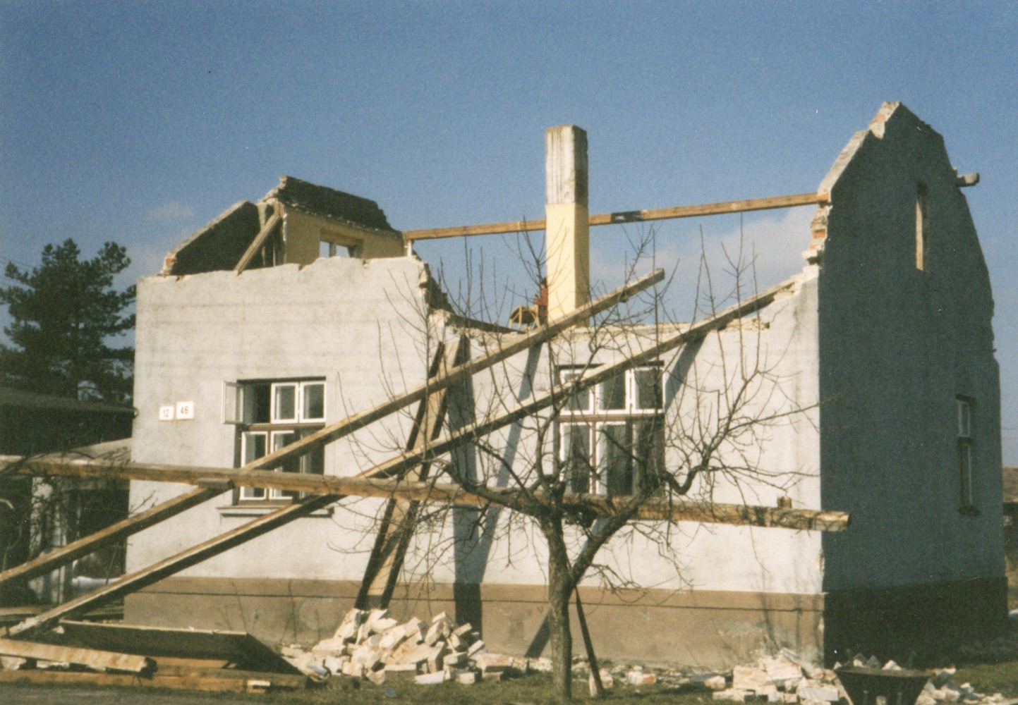 Pozůstatky domu čp. 46 na snímku z 6.3.2001 (Sbírka Józefa Chmiela)