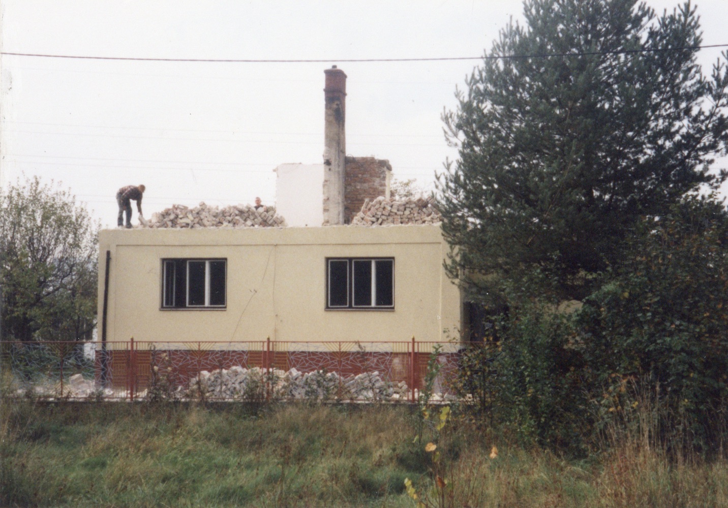 Pozůstatky domu čp. 464 na snímku z 9.10.2001 (Sbírka Józefa Chmiela)