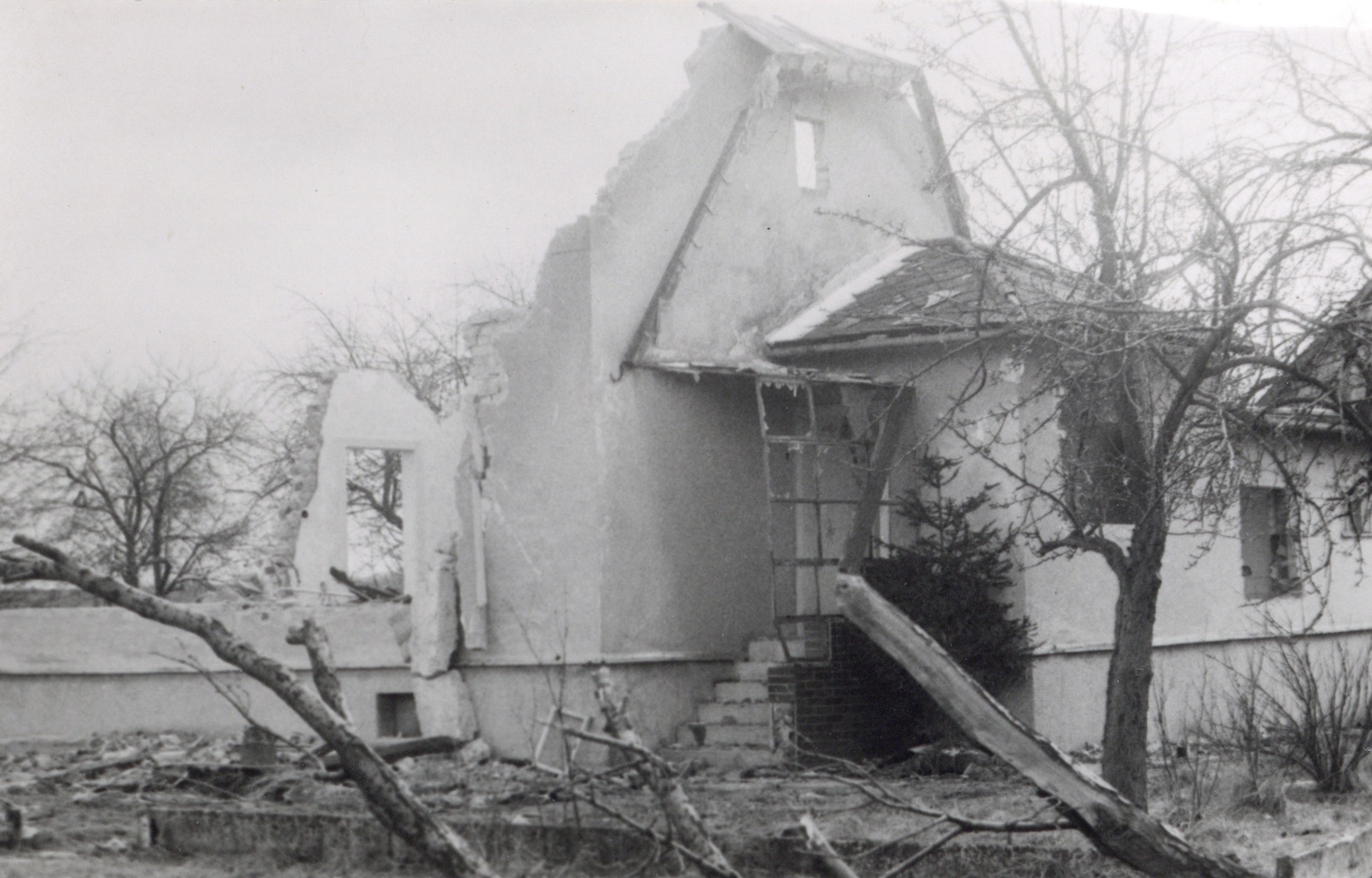 Pozůstatky domu čp. 465 na snímku z 28.3.1995 (Sbírka Józefa Chmiela)