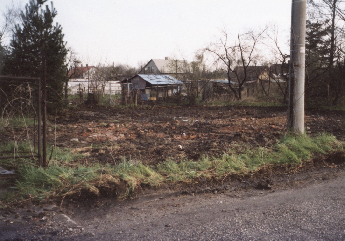 Místo, kde stával dům čp. 47 na snímku z 27.4.2001 (Sbírka Józefa Chmiela)