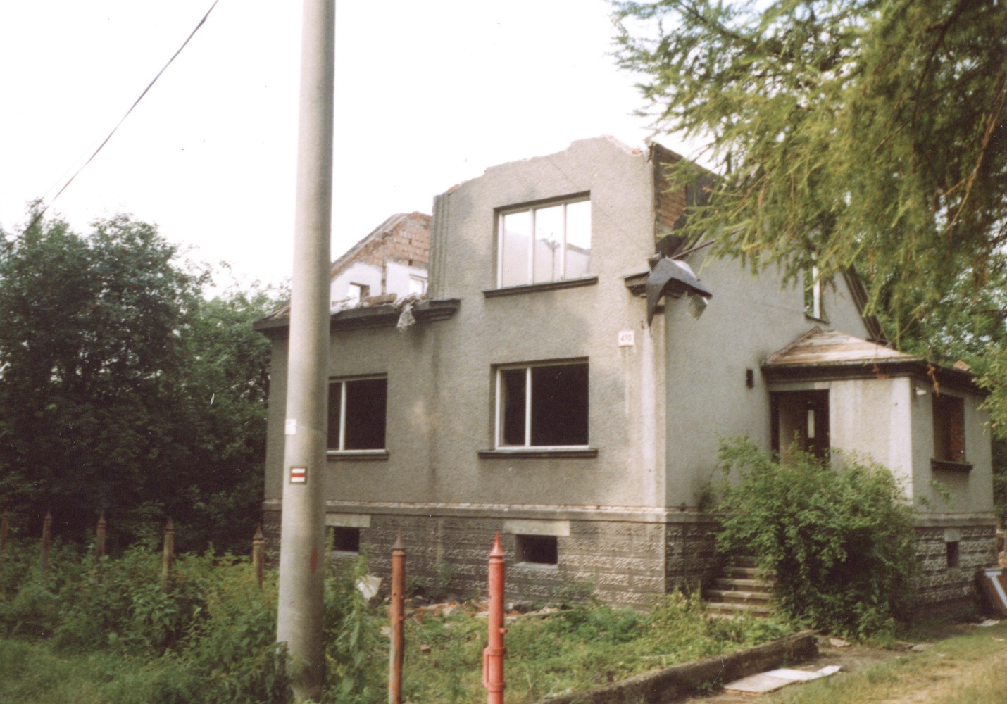 Pozůstatky domu čp. 470 na snímku z 24.8.2003 (Sbírka Józefa Chmiela)