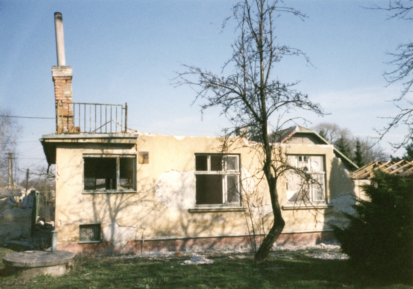 Pozůstatky domu čp. 471 na snímku z 2.4.2001 (Sbírka Józefa Chmiela)