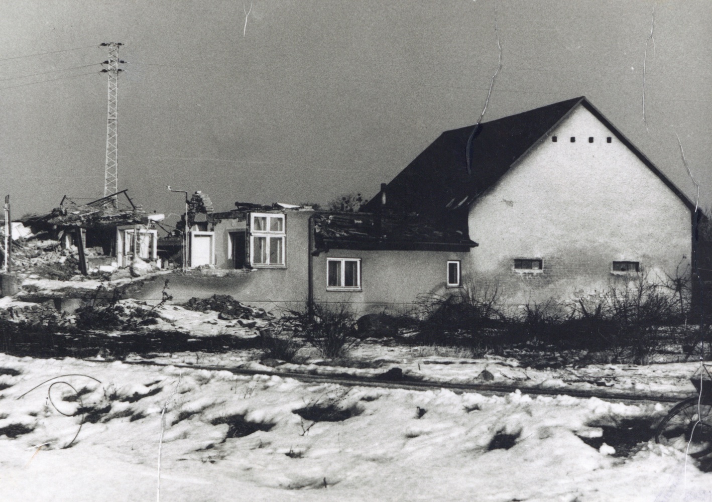 Pozůstatky domu čp. 472 na snímku z 9.2.1997 (Sbírka Józefa Chmiela)