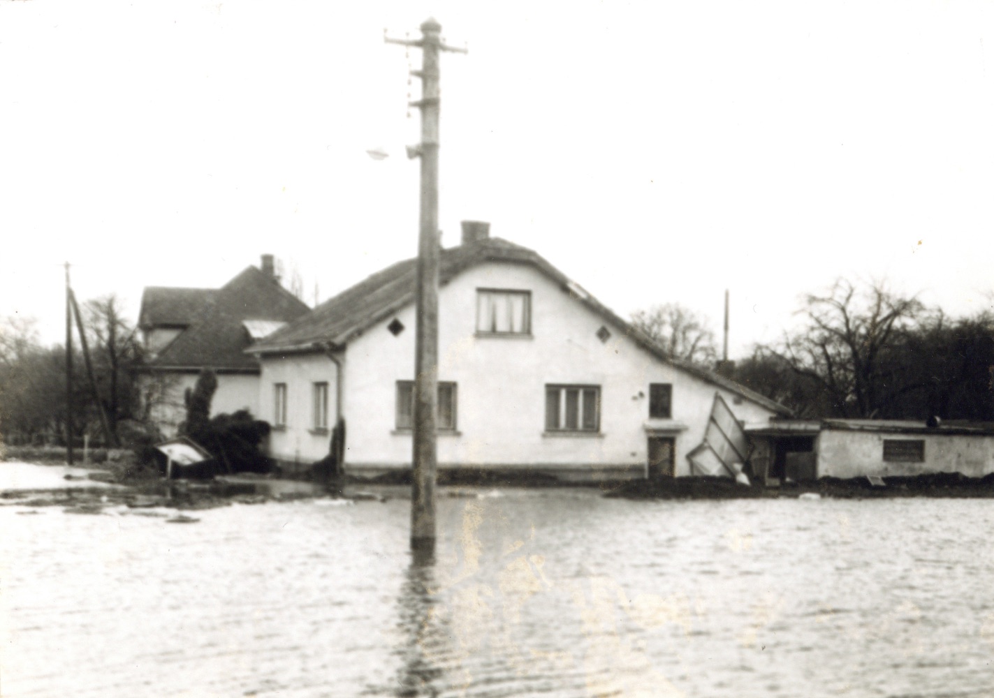 Zatopený dům čp. 473 před demolicí na snímku z 8.4.1993 (Sbírka Józefa Chmiela)
