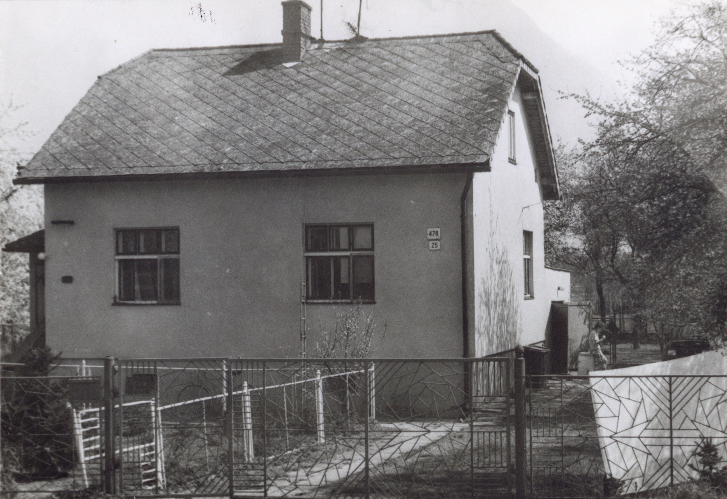 Dům čp. 478 v Lipinách na snímku z 30.4.1995 (Sbírka Józefa Chmiela)
