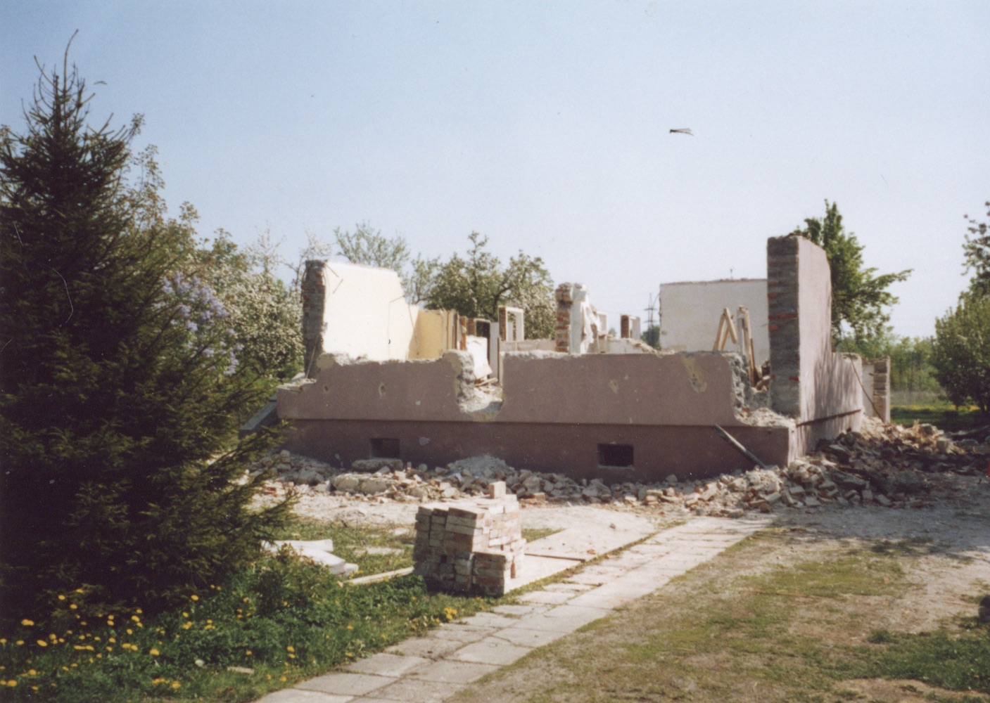 Pozůstatky domu čp. 478 v Lipinách na snímku z 8.5.2003 (Sbírka Józefa Chmiela)