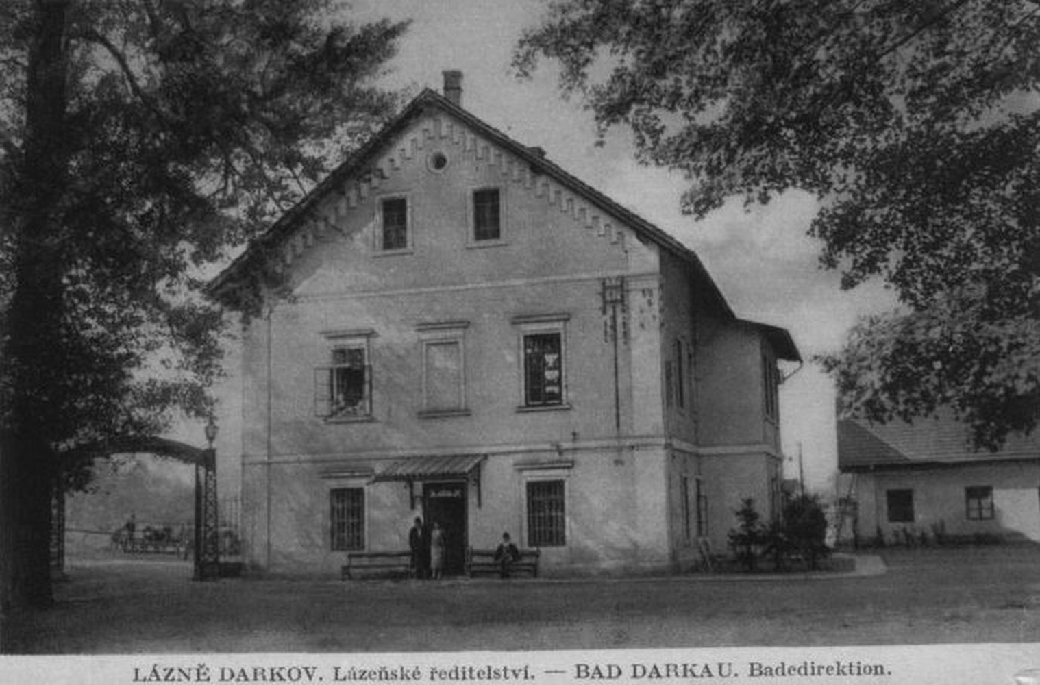 Dům čp. 48: původní ředitelství Lázní DARKOV (později Restaurace U Wassermona)