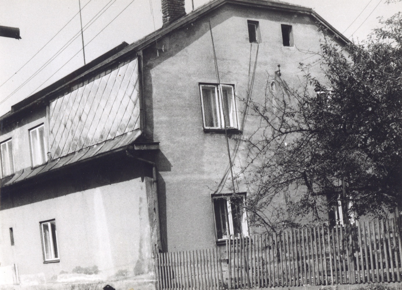 Dům čp. 107, 490 v Lipinách na snímku z 31.8.1985 (Sbírka Józefa Chmiela)