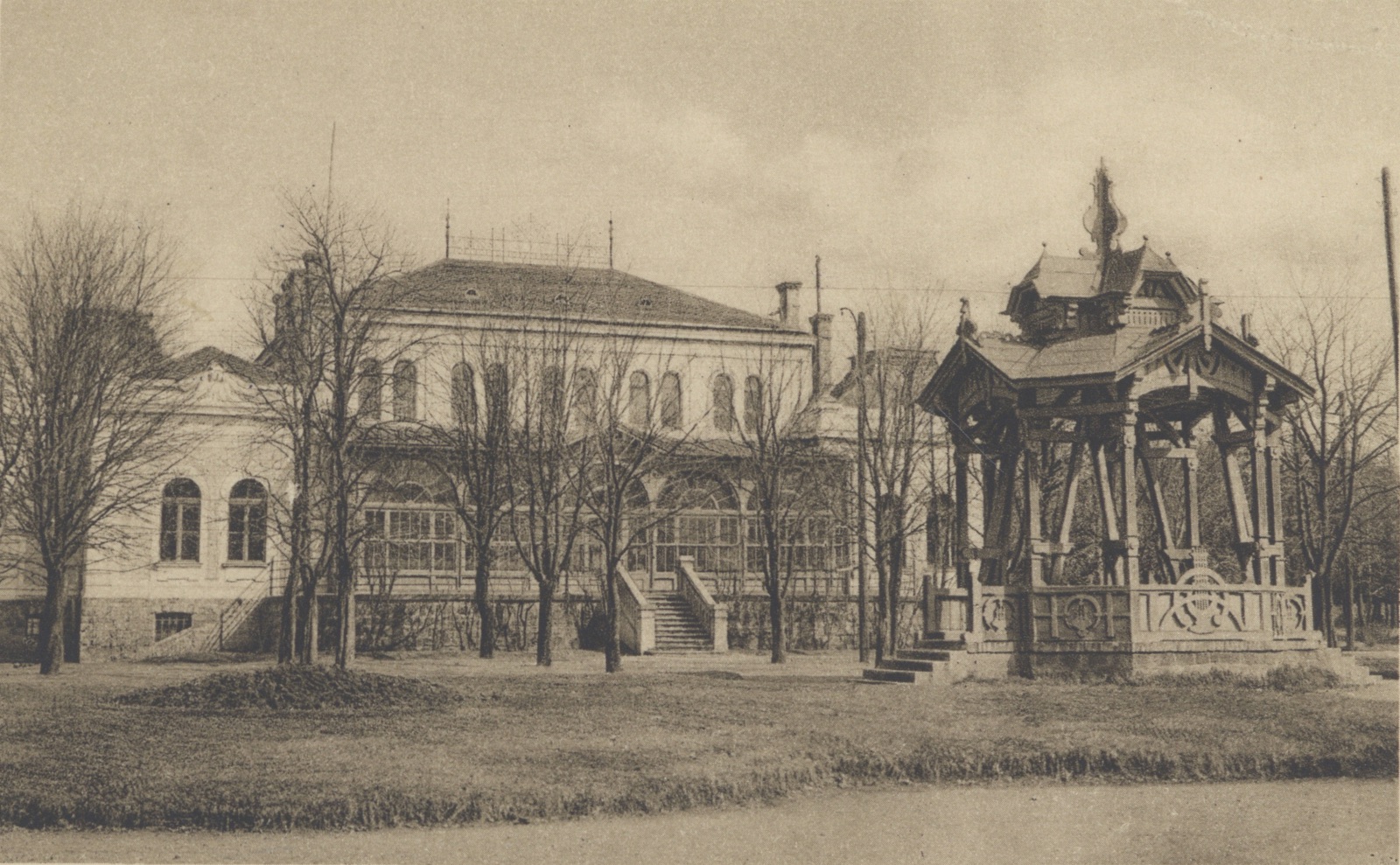 Nový Společenský dům - Kurhaus (čp. 498) byl postaven v letech 1900-1901 podle návrhu vídeňského stavebního rady Korna. (S laskavým svolením p. P. Kufy, ze soukromé sbírky)