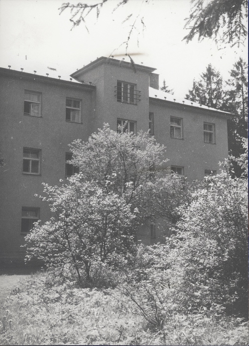 Lázeňský dům Vila Henrietta / Jindřiška (postaven v roce 1880), v roce 1958 zcela přestavěn a přejmenován na pavilon Jiřina (čp. 499)