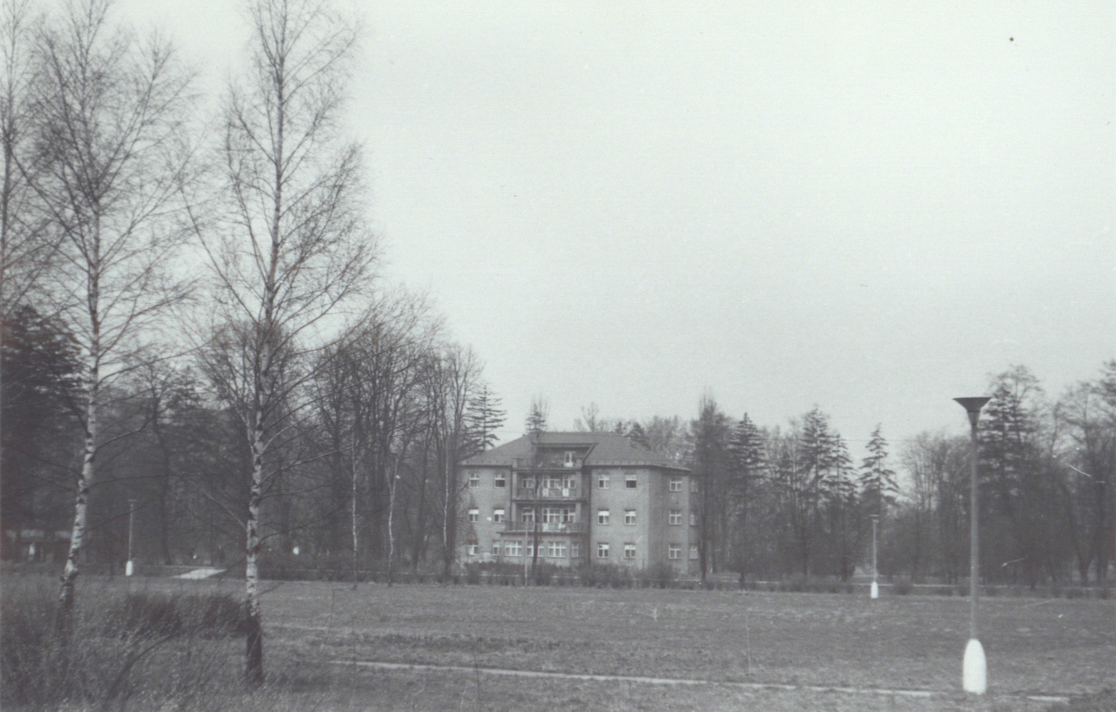 Lázeňský dům Vila Henrietta / Jindřiška (postaven v roce 1880), v roce 1958 zcela přestavěn a přejmenován na pavilon Jiřina (čp. 499)