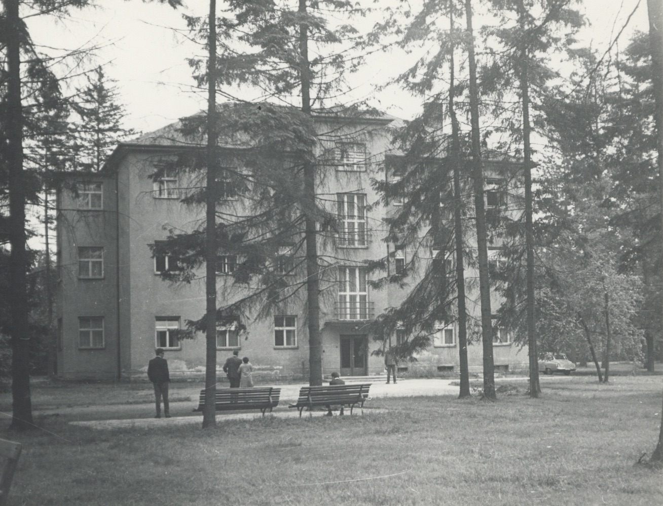 Lázeňský dům Vila Henrietta / Jindřiška (postaven v roce 1880), v roce 1958 zcela přestavěn a přejmenován na pavilon Jiřina (čp. 499)