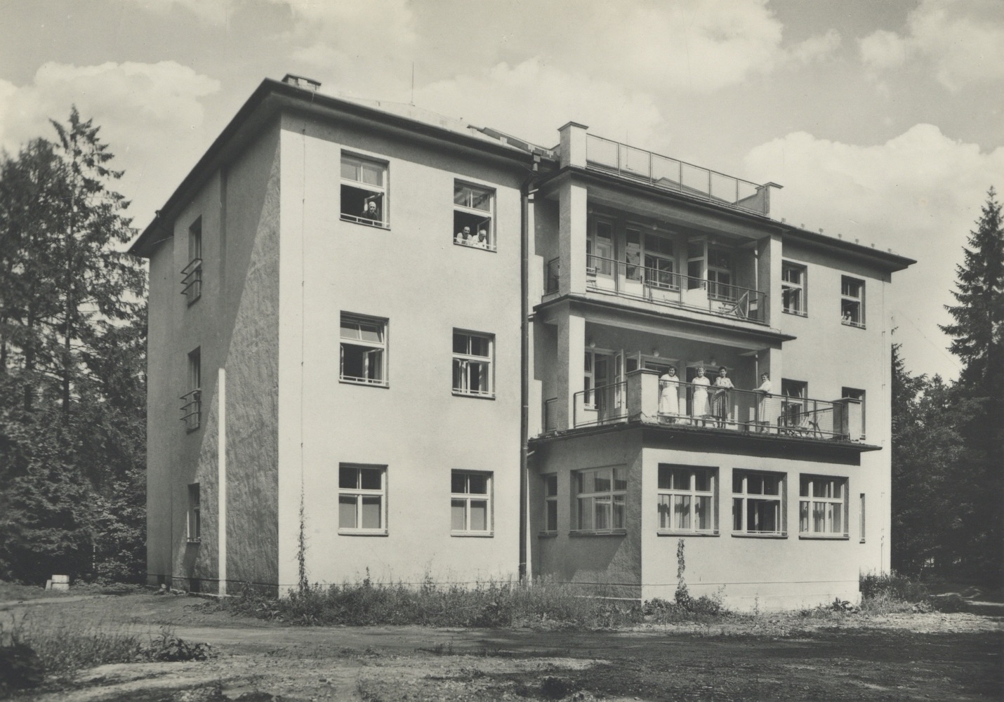 Lázeňský dům Vila Henrietta / Jindřiška (postaven v roce 1880) na dobové pohlednici (vlevo dole). V roce 1958 byl zcela přestavěn a přejmenován na pavilon Jiřina (čp. 499)