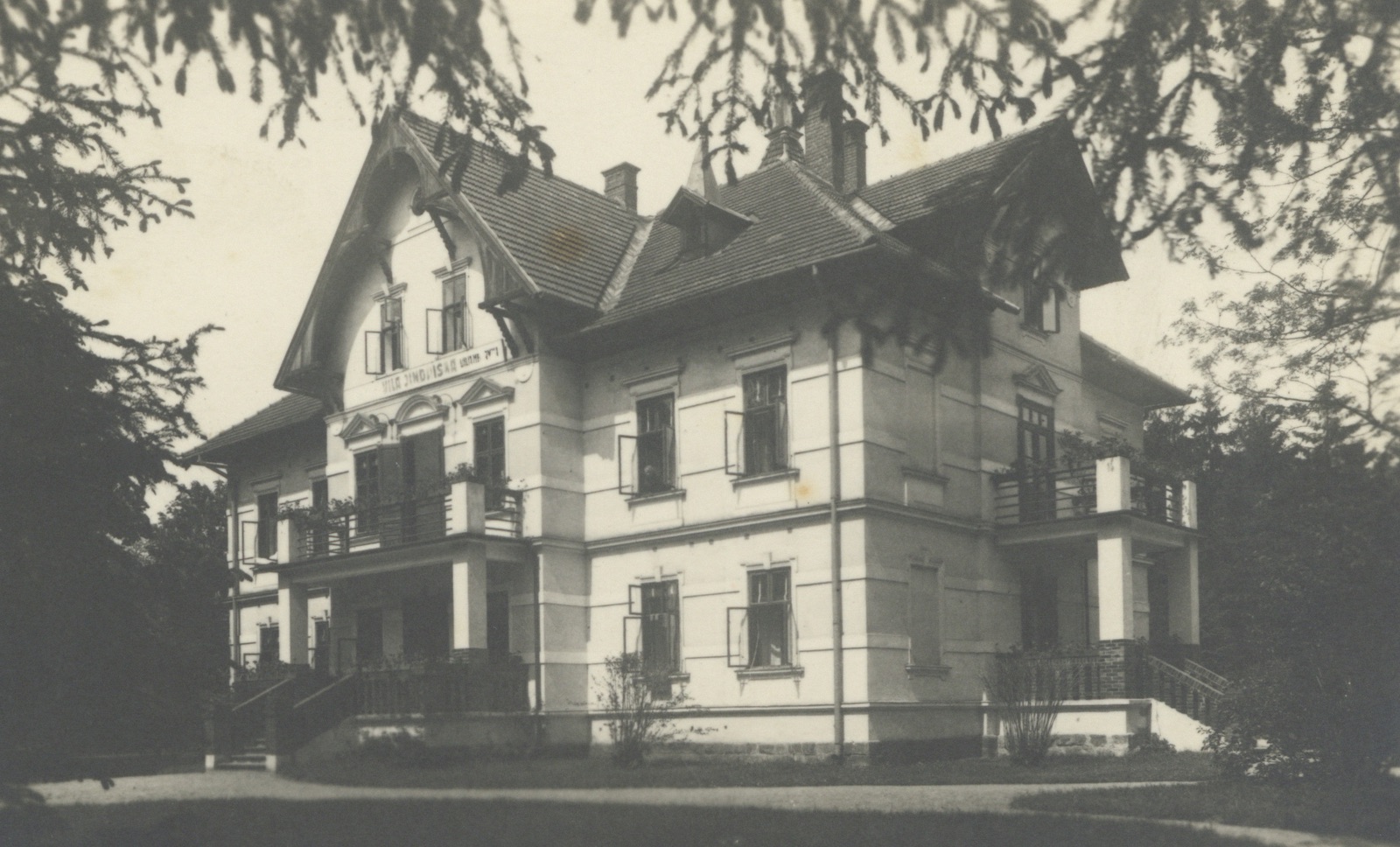 Lázeňský dům Vila Henrietta / Jindřiška (postaven v roce 1880) ve své původní podobě. V roce 1958 byl zcela přestavěn a přejmenován na pavilon Jiřina (čp. 499). (S laskavým svolením p. P. Kufy, ze soukromé sbírky)