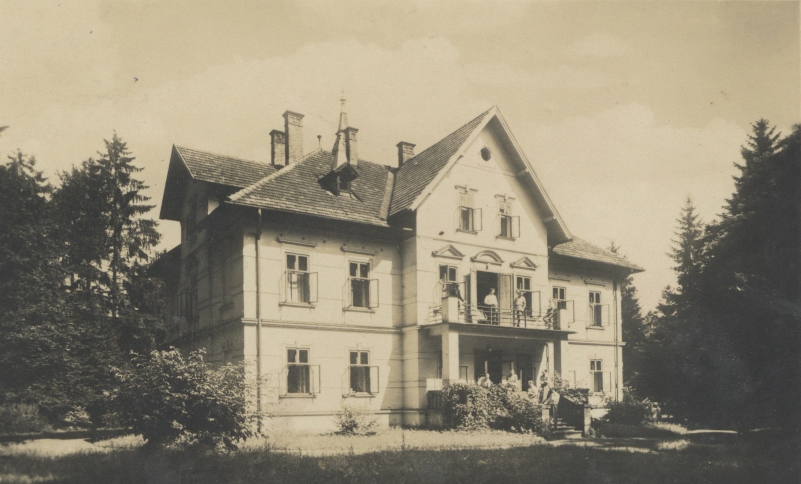 Lázeňský dům Vila Henrietta / Jindřiška (postaven v roce 1880) ve své původní podobě. V roce 1958 byl zcela přestavěn a přejmenován na pavilon Jiřina (čp. 499). (S laskavým svolením p. P. Kufy, ze soukromé sbírky)