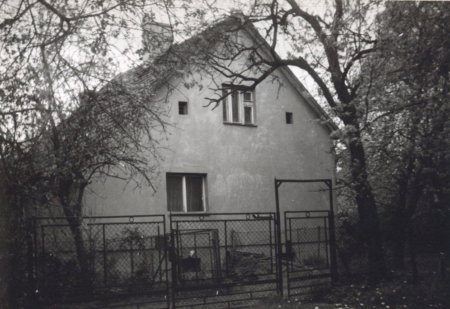 Dům čp. 502 v Lipinách na snímku z 3.4.1988 (Sbírka Józefa Chmiela)