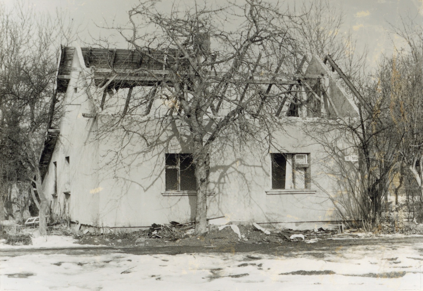 Pozůstatky domu čp. 503 na snímku z 9.2.1997 (Sbírka Józefa Chmiela)