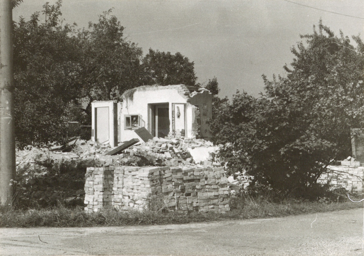 Pozůstatky domu čp. 508 na snímku z 1.8.1996 (Sbírka Józefa Chmiela)