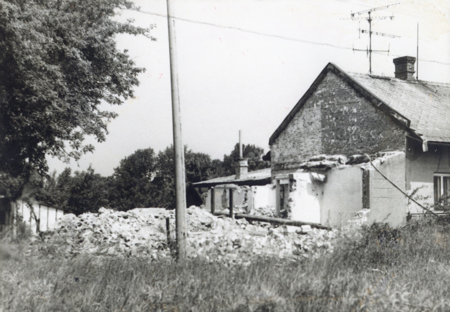 Pozůstatky domu čp. 510, čp. 529 na snímku z 15.6.1995 (Sbírka Józefa Chmiela)