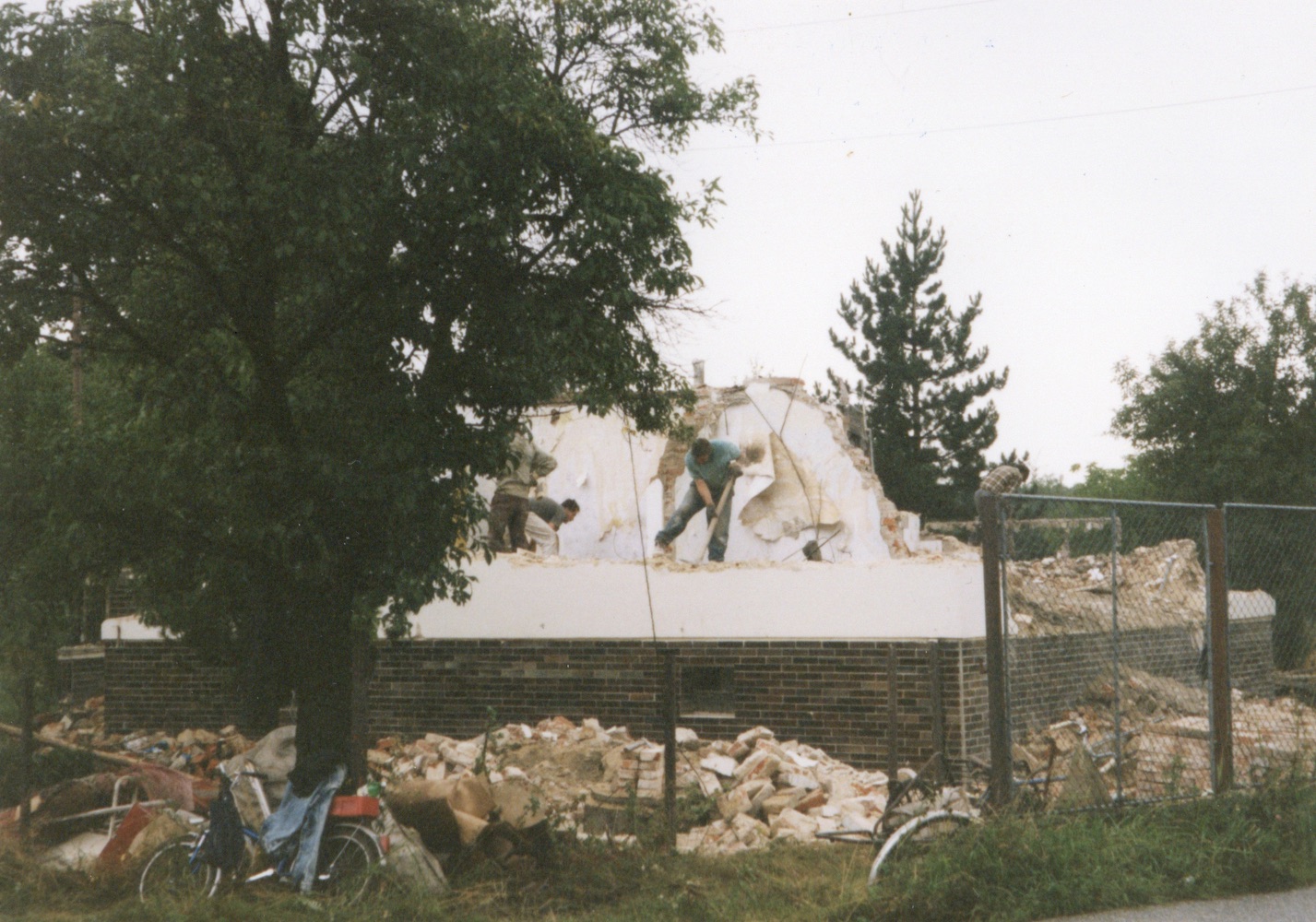 Pozůstatky domu čp. 514 na snímku z 31.7.2000 (Sbírka Józefa Chmiela)