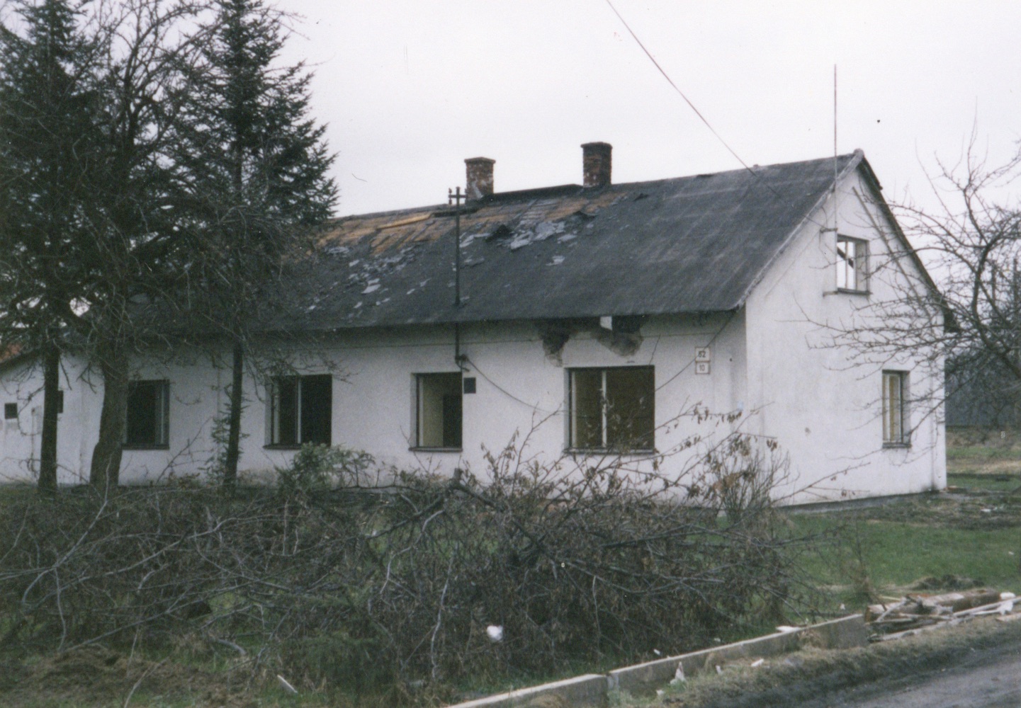 Pozůstatky domu čp. 52 na snímku z 28.3.2001 (Sbírka Józefa Chmiela)