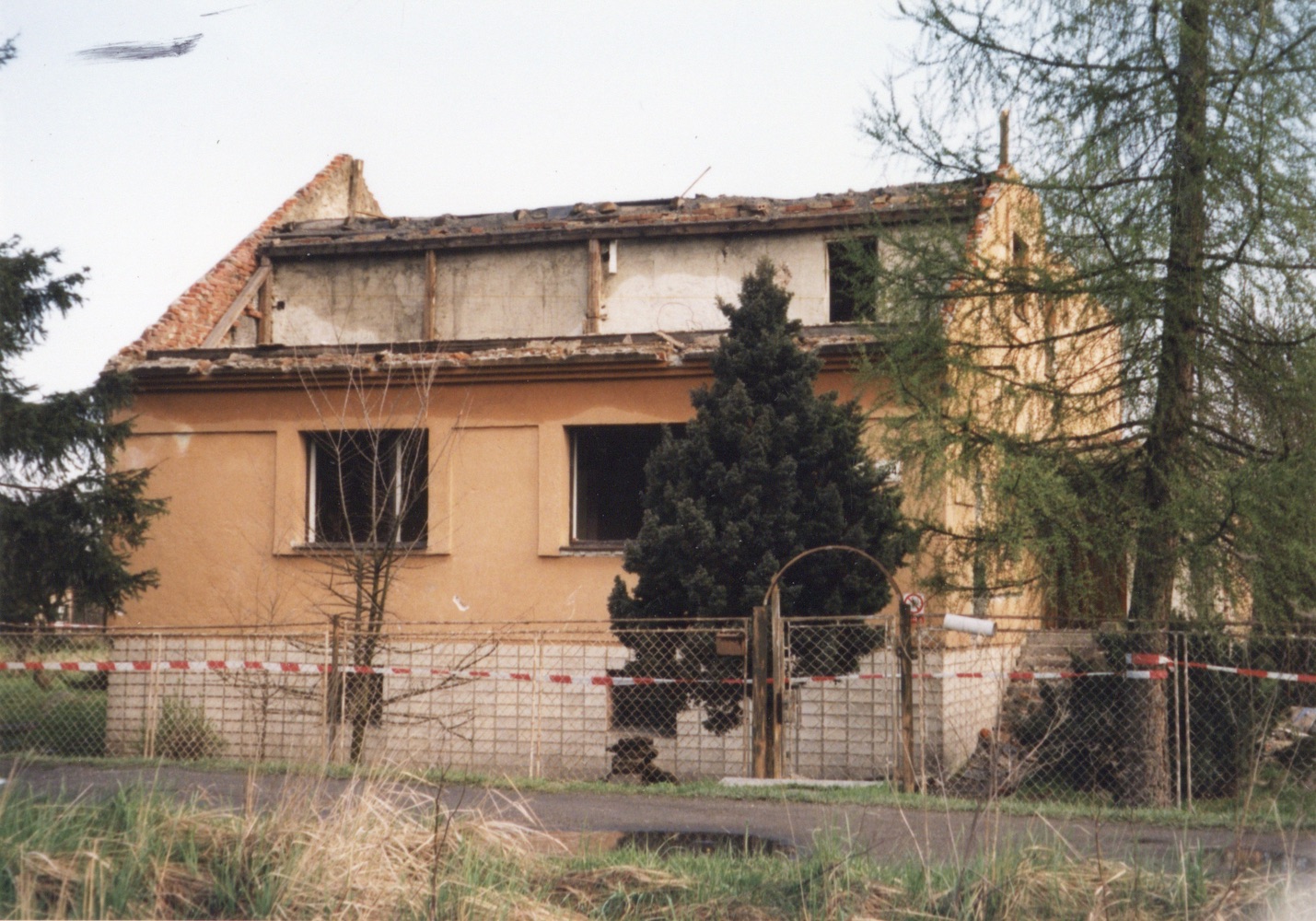 Pozůstatky domu čp. 524 na snímku z 27.4.2001 (Sbírka Józefa Chmiela)