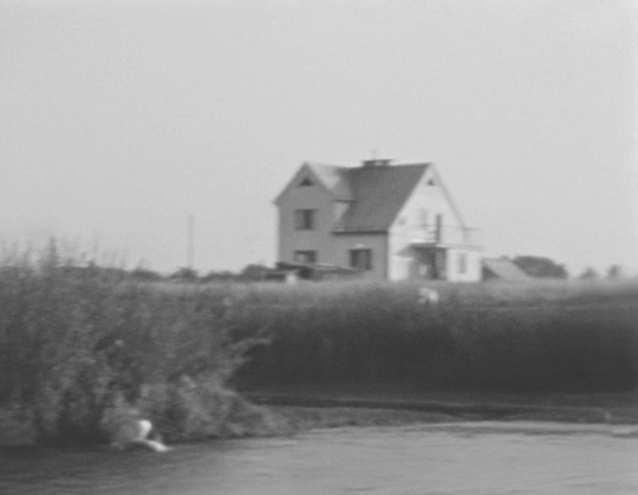 Dům čp. 541 na záběru z filmu, cca. 1957 (Poskytl p. Petr Maček, ze soukromé sbírky. Lokalizace objektů: Petr Bindač)