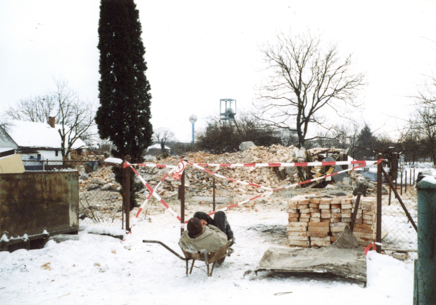 Domov... Po demolici domu čp. 547... Snímek z 21.12.2001 (Sbírka Józefa Chmiela)