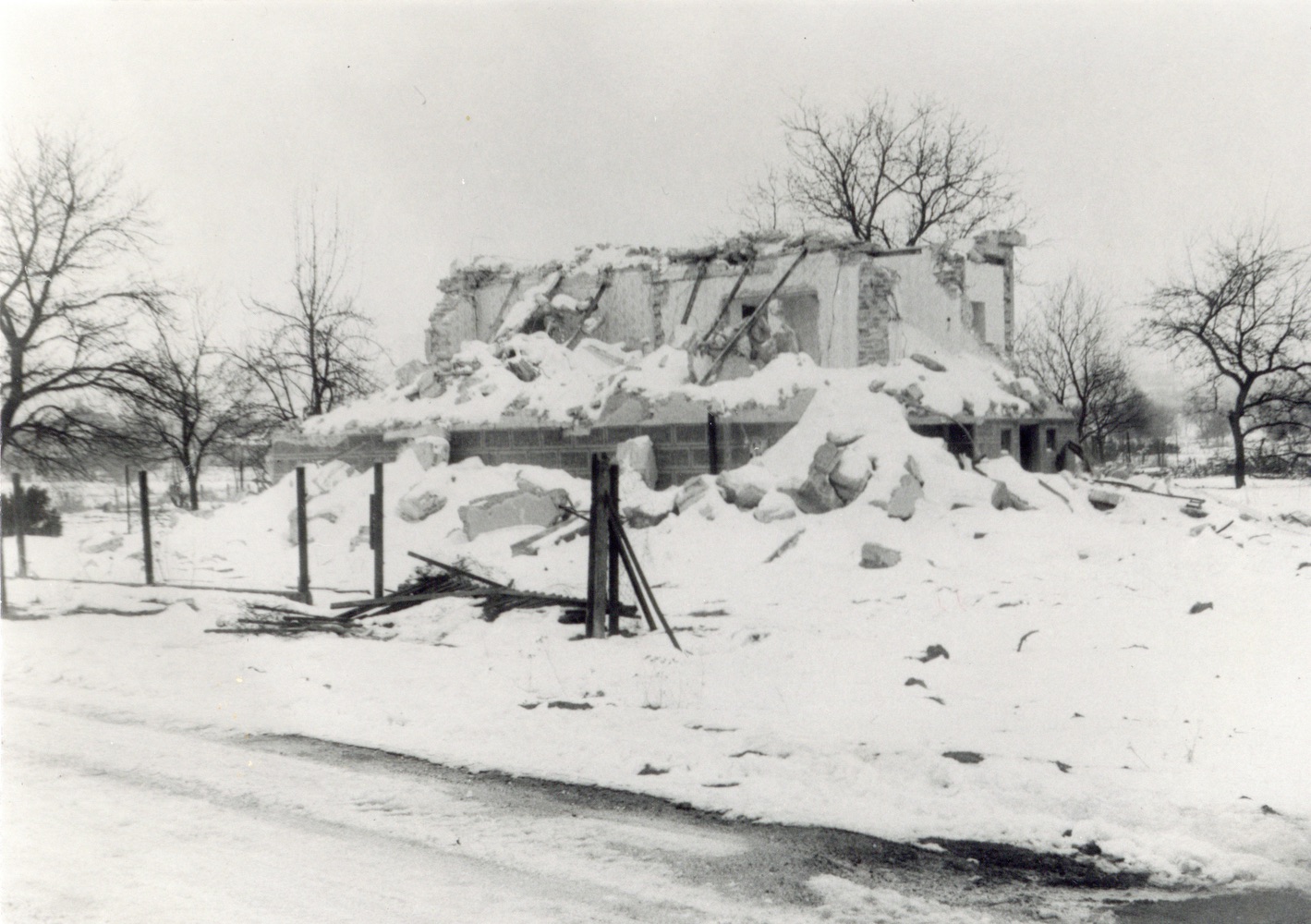 Pozůstatky domu čp. 548 na snímku z 3.3.1993 (Sbírka Józefa Chmiela)