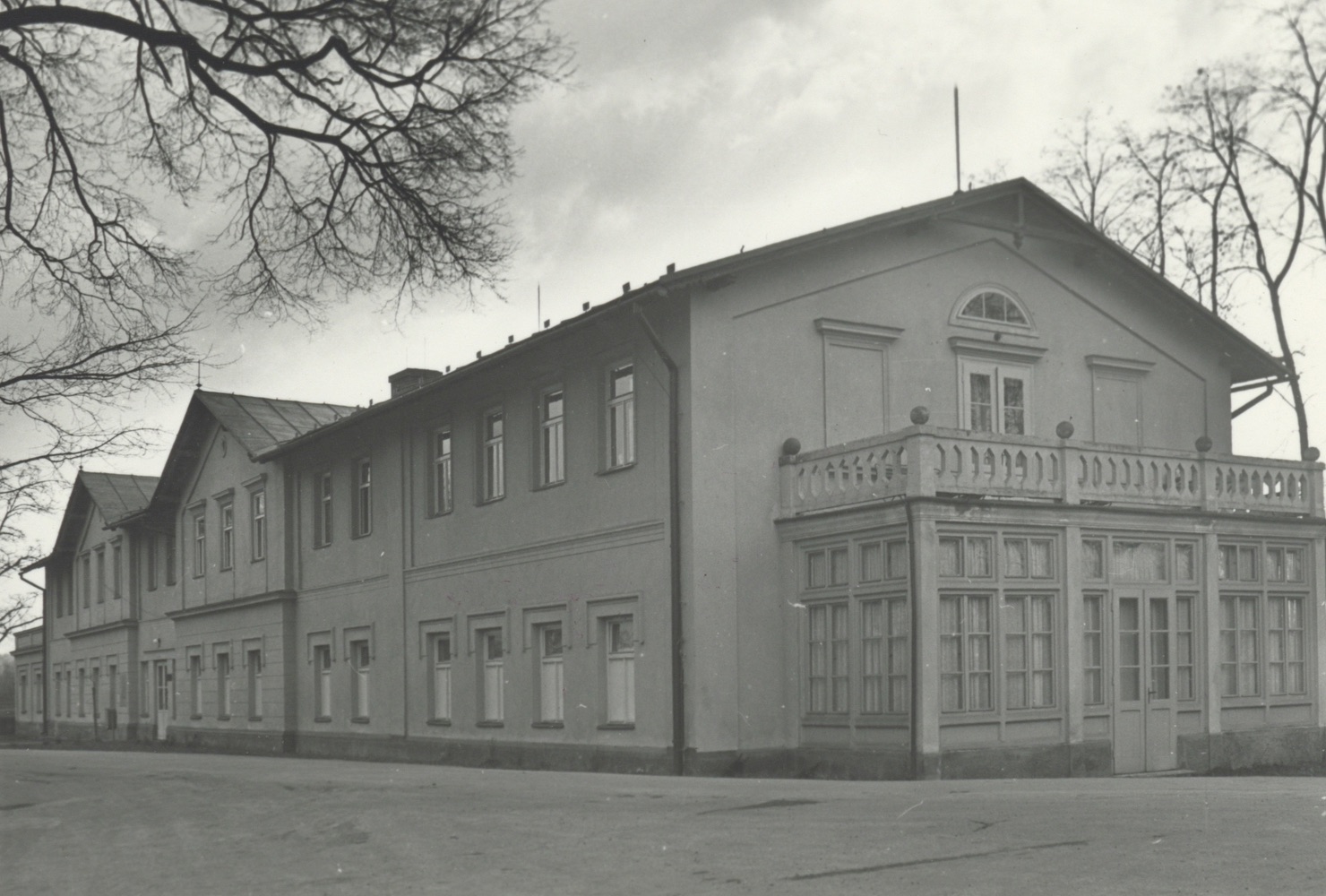 Budova prvního lázeňského domu, pojmenovaného Nové lázně (dnes: Staré lázně), čp. 55