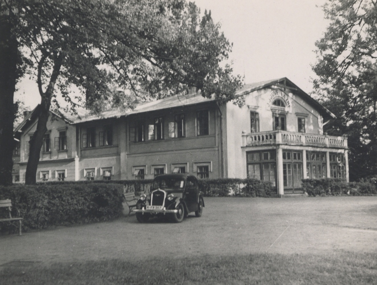 Budova prvního lázeňského domu, pojmenovaného Nové lázně (dnes: Staré lázně), čp. 55