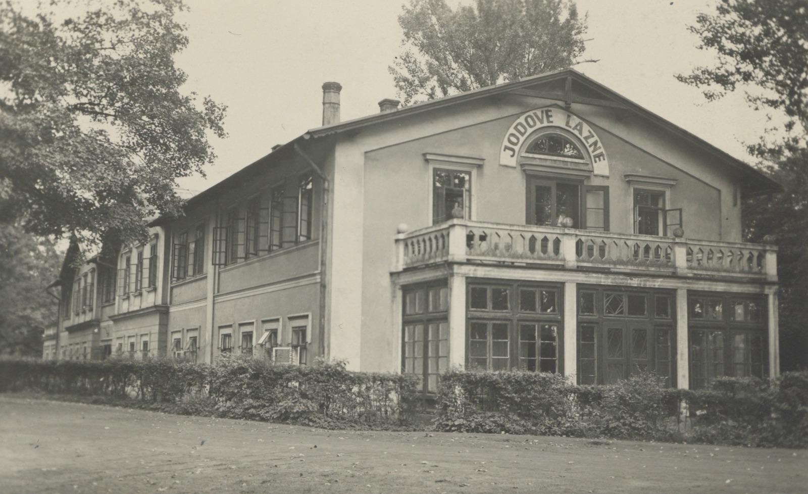 Budova prvního lázeňského domu, pojmenovaného Nové lázně (dnes: Staré lázně), čp. 55 (S laskavým svolením p. P. Kufy, ze soukromé sbírky)