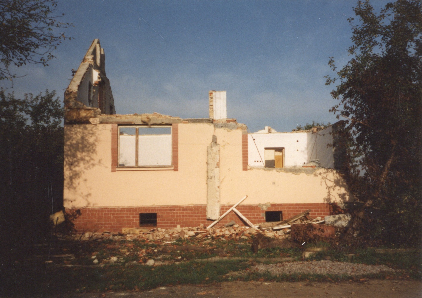 Pozůstatky domu čp. 608 na snímku z 15.10.2000 (Sbírka Józefa Chmiela)