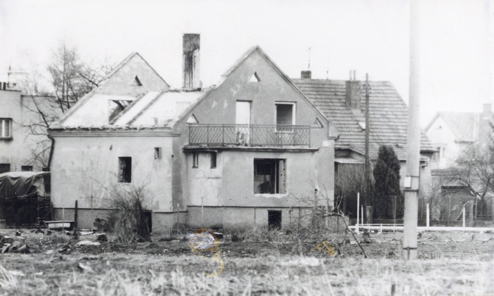 Pozůstatky domu čp. 609 na snímku z 22.3.1992 (Sbírka Józefa Chmiela)