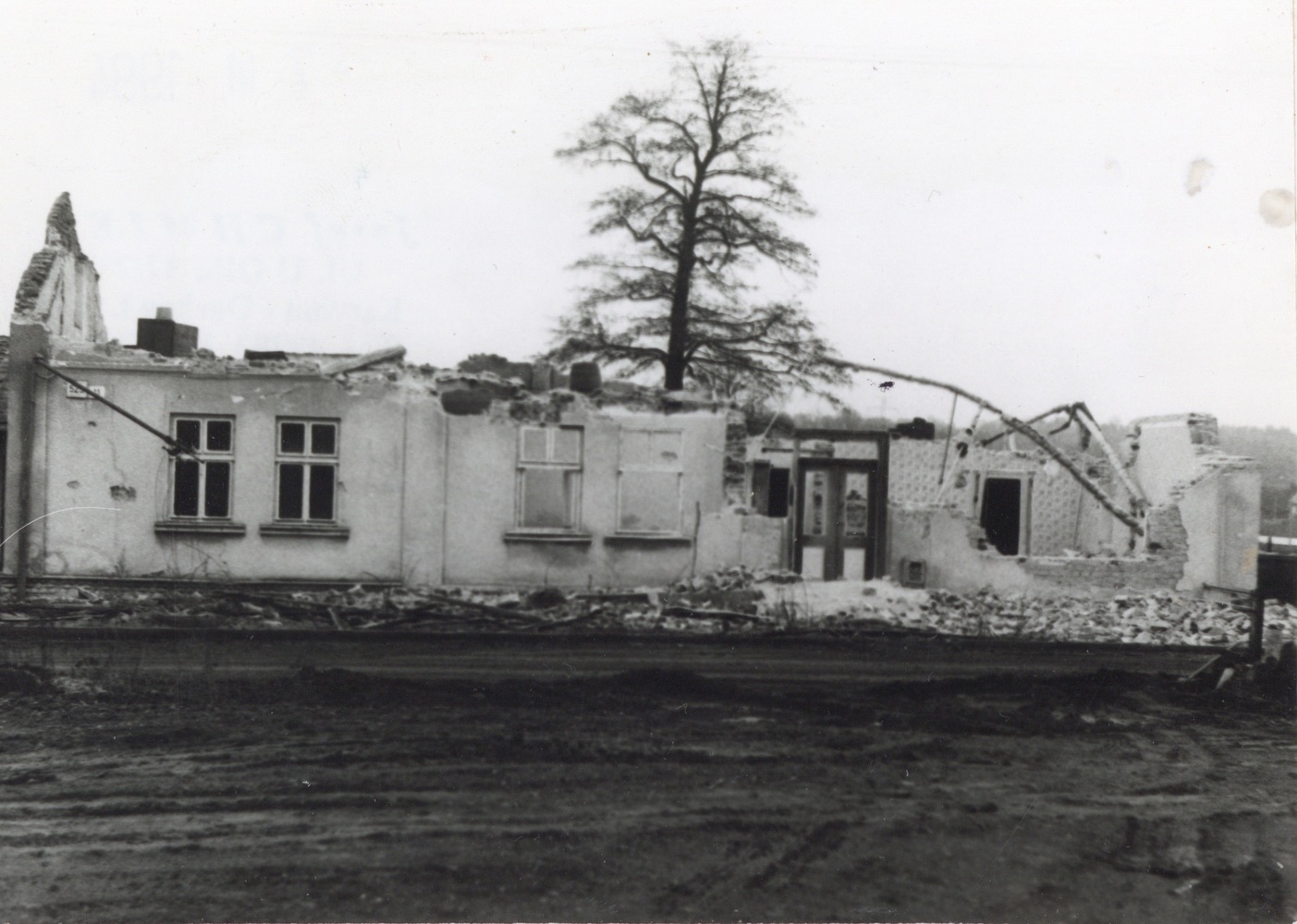 Pozůstatky domu čp. 60 a 525 při demolici na snímku z 7.3.1994 (Sbírka Józefa Chmiela)