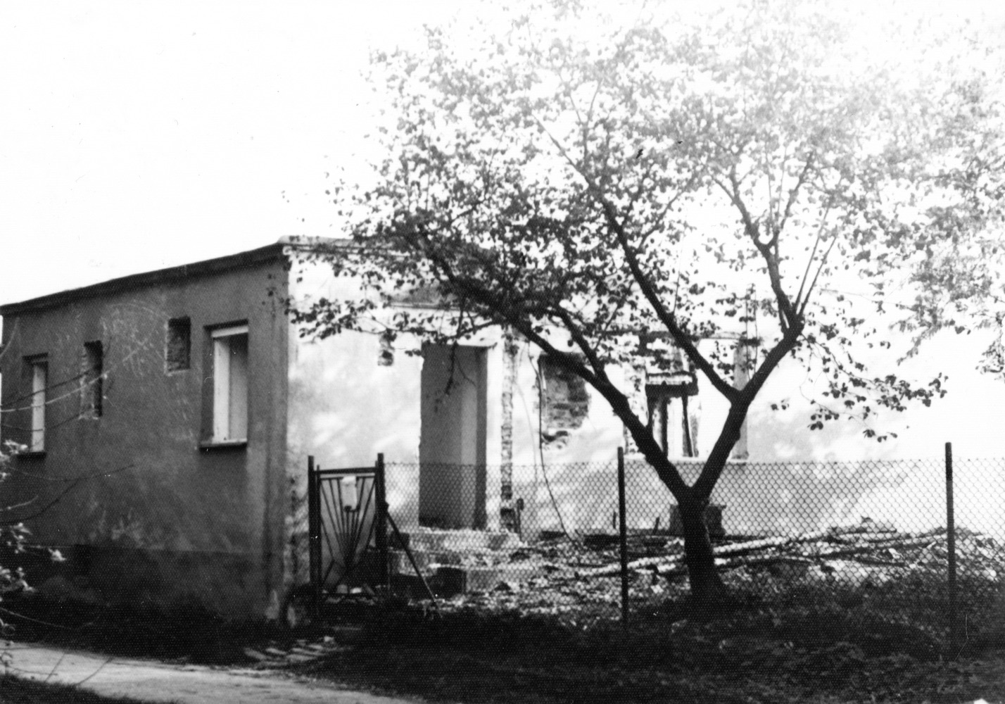 Pozůstatky domu čp. 61 na snímku z 8.5.1992 (Sbírka Józefa Chmiela)